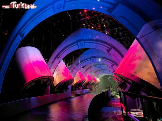 Immagine V12, Ferrari World, Abu Dhabi: è una delle attrazioni del parco. Si tratta di un viaggio all'interno di un motore dodici cilindri, che consente di immergersi nel cuore della tecnologia Ferrari - Foto © TCA Abu Dhabi
