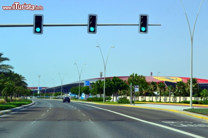 Immagine Abu Dhabi: l'arrivo al Ferrari World, lungo la strada che percorre Yas Island, è già di per sé impressionante. L'imponente struttura del parco divertimenti domina il panorama con il gigantesco logo Ferrari in bella vista.