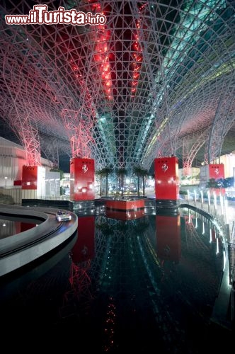 Immagine Ferrari World, Funnel: la struttura che ricopre il Ferrari World è composta da pannelli di vetro a controllo solare di diverse dimensioni. L'edificio è un prodigioso incontro di tecnologia, ingegneria ed architettura - Foto © TCA Abu Dhabi