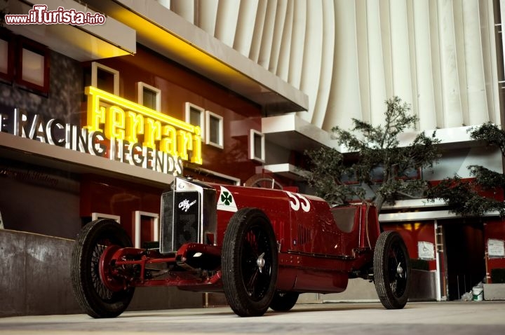Immagine Ferrari World Racing Legends: le vetture che hanno fatto la storia dell'automobilismo mondiale in esposizione all'interno del Ferrari World Abu Dhabi, un modo per fare conoscere a tutti i veri gioielli prodotti a Maranello dal 1929 ai giorni nostri - Foto © TCA Abu Dhabi