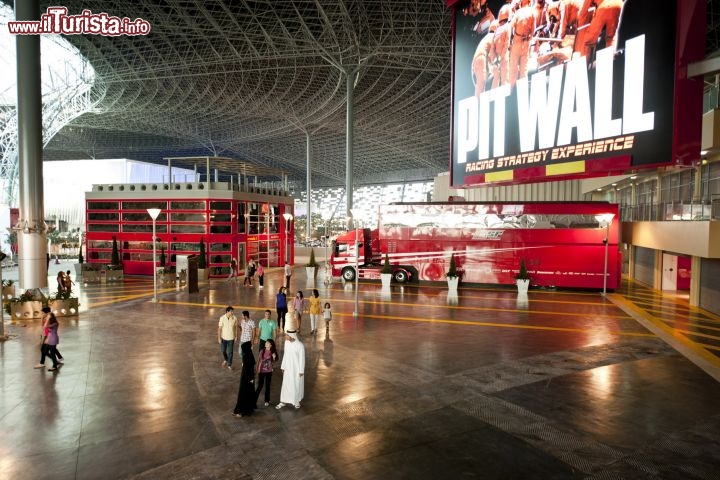 Immagine The Paddock, Ferrari World: è un'attrazione che fornisce l'occasione di scoprire il "dietro le quinte" della Formula Uno, di vedere cosa si cela nei box e nel paddock il giorno della gara - Foto © TCA Abu Dhabi