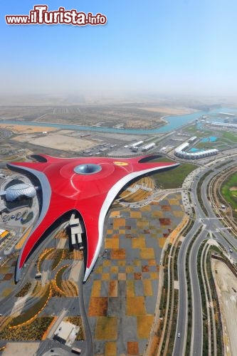 Immagine Vista aerea del Ferrari World, Abu Dhabi: solo con uno scatto preso dall'alto si riesce a contenere l'intera enorme struttura all'interno di una foto. L'immagine rende l'idea meglio di mille parole sulle reali dimensioni del Ferrari World - Foto © TCA Abu Dhabi