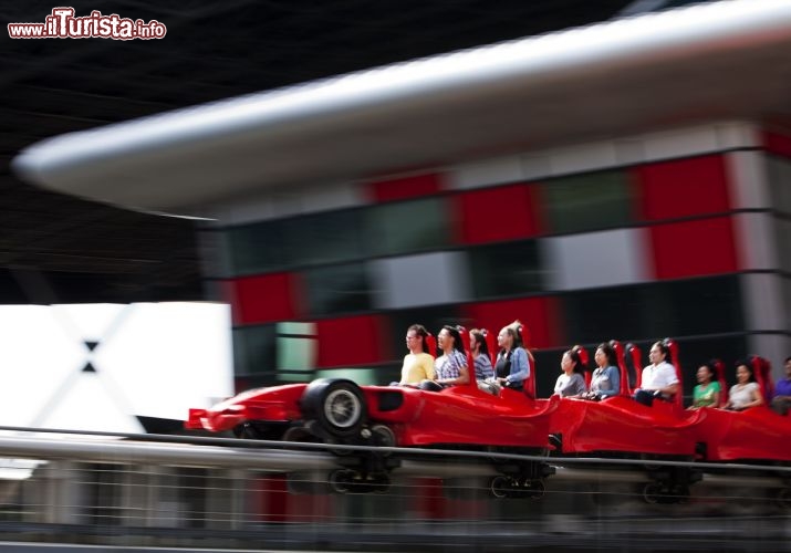 Immagine Formula Rossa, Abu Dhabi: le montagne russe più veloci del mondo, da 0 a 250 km/h in 4,9 secondi; la propulsione è a verricello idraulico come quella degli aerei a reazione. Esperienza unica. - Foto © TCA Abu Dhabi