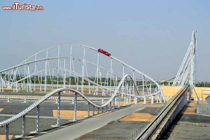 Immagine Montagne russe Formula Rossa, Ferrari World: per sfrecciare a 250 km/h nei cieli di Abu Dhabi con il cuore in gola e provare l'esperienza dell'accelerazione di una Formula Uno in un tragitto che dura un paio di minuti ma che vi rimarrà impresso a lungo.