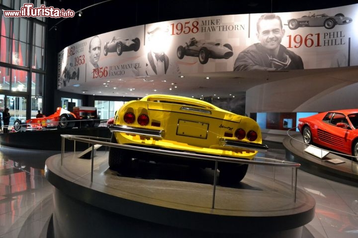 Immagine Galleria Ferrari, Abu Dhabi: si tratta della più grande esposizione di vetture Ferrari al di fuori di Maranello; auto mitiche che hanno fatto la storia dell'azienda emiliana e dell'automobilismo mondiale.