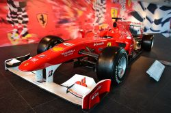 Ferrari F10, Abu Dhabi: l'esposizione degli esemplari di monoposto di Formula Uno richiama sempre l'attenzione di molti appassionati o semplici curiosi. All'interno del Ferrari World ...