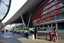 Ingresso al Ferrari World: all'entrata del parco di divertimenti su Yas Island ci si sente davvero piccoli, considerando le sue enormi dimensioni. Viste le alte temperature degli Emirati ...