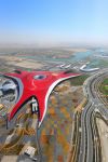 Vista aerea del Ferrari World, Abu Dhabi: solo con uno scatto preso dall'alto si riesce a contenere l'intera enorme struttura all'interno di una foto. L'immagine rende l'idea ...