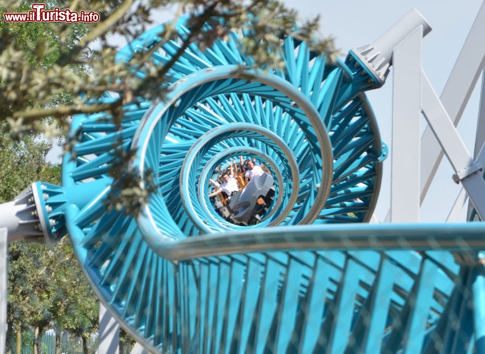 Immagine Il Roller Coaster Altair a Cinecittà World, Roma. E' il roller coaster di punta del parco: raggiunge i 35 metri e effettua dieci inversioni.
