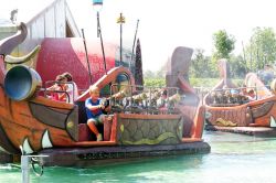 Bagnabattaglia a Cinecittà World, Roma. E' fra le attrazioni preferite dai bambini (ma non solo) che si sfidano a colpi di cannoni d'acqua a bordo di barche.



