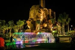 L'elefante di Indiana Adventure a Cinecittà World, Roma, fotografato di notte.
