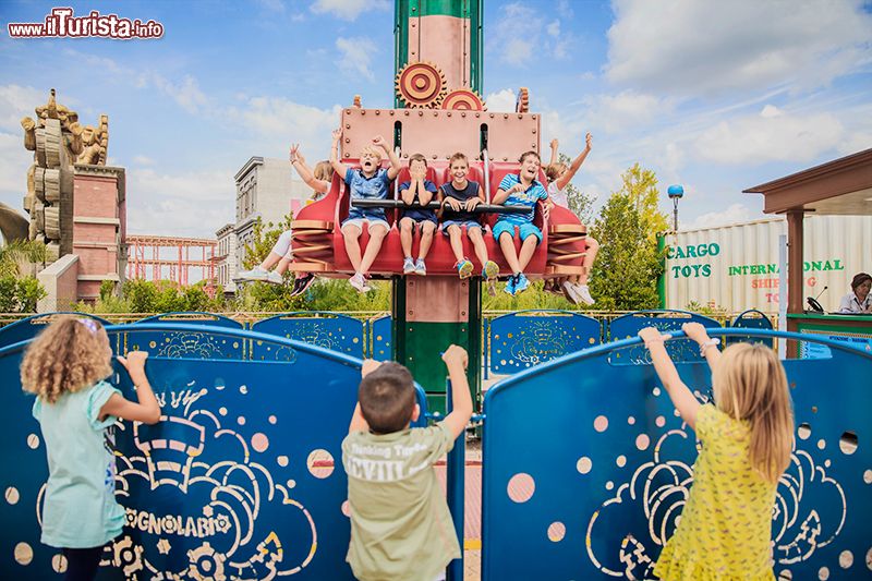 Immagine Sognolabio, il regno dei bambini al parco di Cinecittà World, Roma. E' una delle 6 aree tematiche in cui è suddiviso il parco tematico dal 2017. Sognolabio comprende: Bagnabattaglia, Bici Volanti, Le Tazze, Saltarello, Torre Magò e Caminiera.