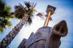 La torre di caduta libera di Indiana Adventure a Cinecittà World, Roma. Raggiunge i 54 metri di altezza e si sviluppa sulla schiena di un grande elefante. E' stata costruita dall'azienda ...