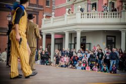 Uno show con attori, intrattenimento a Cinecittà World, il parco giochi di Roma.