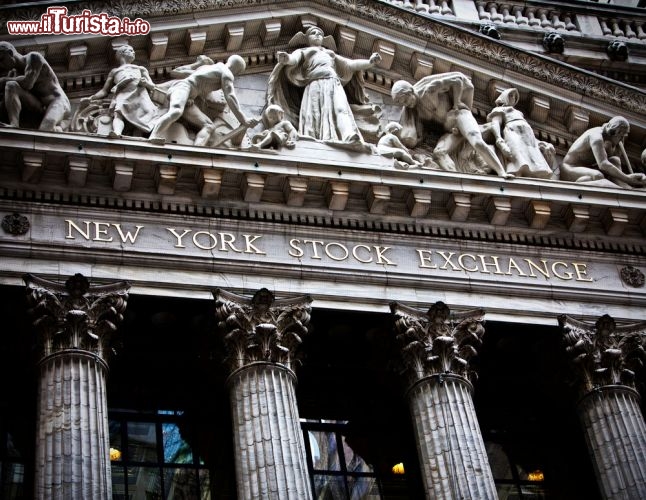 Immagine L'edificio neoclassico del New York Stock Exchange a Wall Street - © Stuart Monk / Shutterstock.com