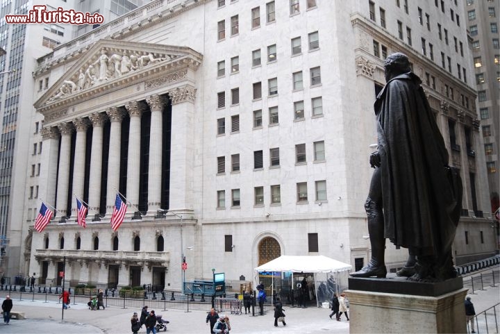Immagine Wall Street e la borsa valori più importante del mondo: la NYSE, ovvero il New York Stock Exchange - © Songquan Deng / Shutterstock.com