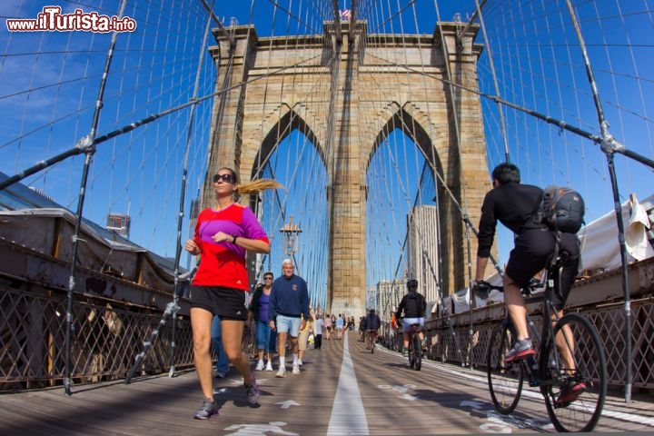 Immagine Passerella pedonale sul  Ponte di Brooklyn  - © littleny / Shutterstock.com