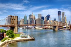 East River e Ponte di Brooklyn a New York City: Sullo sfondo Manhattan - © Sean Pavone / Shutterstock.com