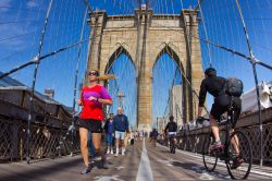 Passerella pedonale sul  Ponte di Brooklyn  - © littleny / Shutterstock.com 