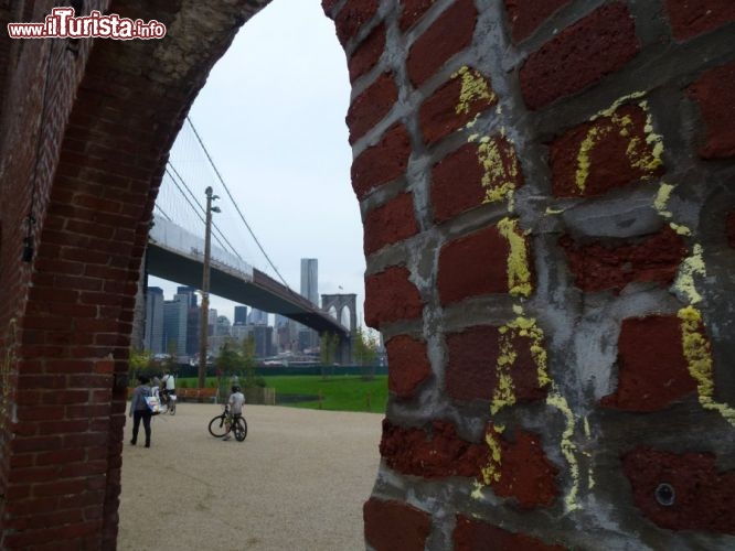 Immagine Una vista del Brooklyn Bridge e il parco da uno degli edifici abbandonati a Dumbo