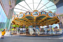 La storica giostra Jane's Carousel all'Empire Fulton Ferry State Park parte del Brooklyn Bridge Park - © littleny / Shutterstock.com