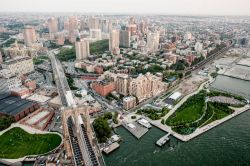 Vista dall'elicottero di Brooklyn nell'area di Dumbo, il ponte e il parco Keith Sherwood / Shutterstock.com