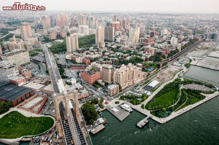 Immagine Vista dall'elicottero di Brooklyn nell'area di Dumbo, il ponte e il parco Keith Sherwood / Shutterstock.com
