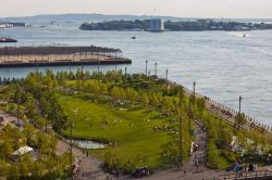 Il Brooklyn Bridge Park e sullo sfondo la Governor's Island a New York City - © Elliotte Rusty Harold / Shutterstock.com