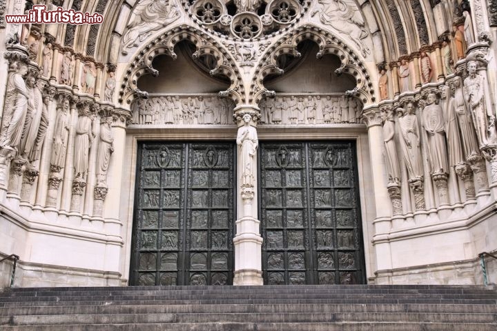 Immagine Ingresso della Cattedrale di San Giovanni il Divino, ovvero St John the Divine, l'enorme tempio neogotico di New York City  - © Tupungato / Shutterstock.com