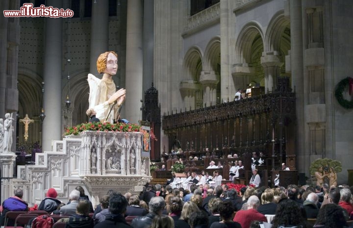 Immagine La Messa di Natale nella Cattedrale di San Giovanni il Divino. St John the Divine è la più grande chiesa neogotica (incompiuta) del mondo, e una volta ultimata avrà una lunghezza di 180 metri. Si trova a Upper Manhattan, nel cuore di New York City (USA)  - © eddtoro / Shutterstock.com