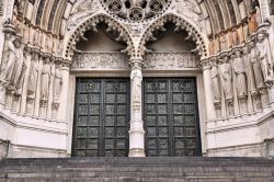 Ingresso della Cattedrale di San Giovanni il Divino, ovvero St John the Divine, l'enorme tempio neogotico di New York City  - © Tupungato / Shutterstock.com