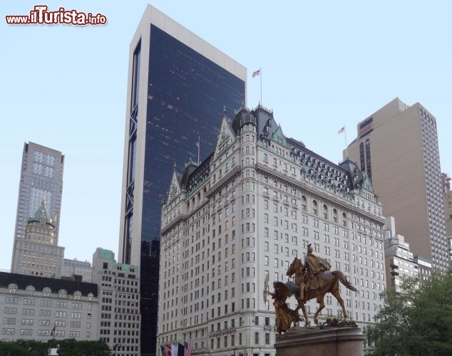 Immagine Grand Army Plaza, la piazza che ospite l'inconfondibile architettura del Plaza Hotel, uno sei simboli di New York City - © PRILL / Shutterstock.com