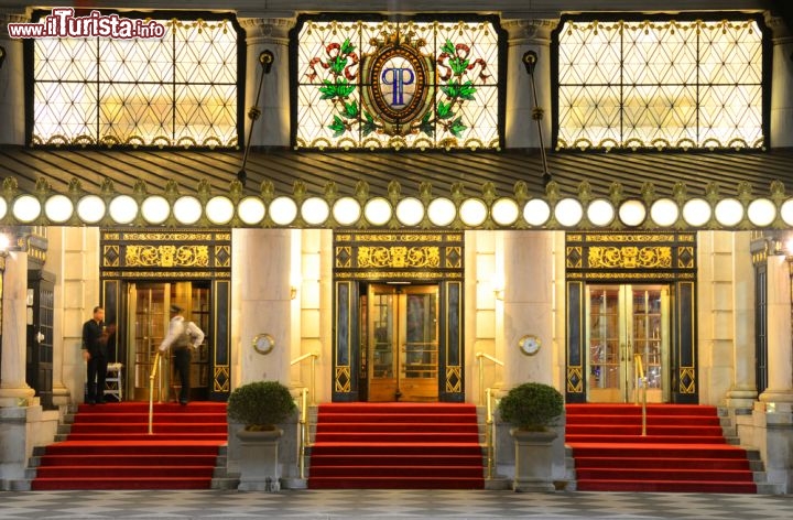 Immagine L'ingresso sontuoso del Plaza Hotel, la residenza di lusso a New York City, vicino al lato sud del Central Park - © SeanPavonePhoto / Shutterstock.com