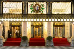 L'ingresso sontuoso del Plaza Hotel, la residenza di lusso a New York City, vicino al lato sud del Central Park - © SeanPavonePhoto / Shutterstock.com 