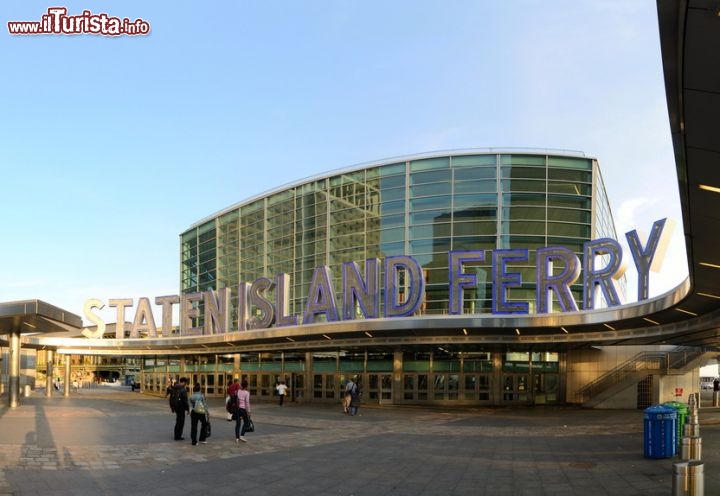 Immagine Staten Island Ferry, l'importante stazione dei traghetti sull'omonima isola di New York City. Molti compiono una escursione fino a qui con i traghetti gialli dei pendolari, gratuiti, per compiere una mini crociera con vista su Manhattan, Ellis e Liberty Island  - © SeanPavonePhoto / Shutterstock.com