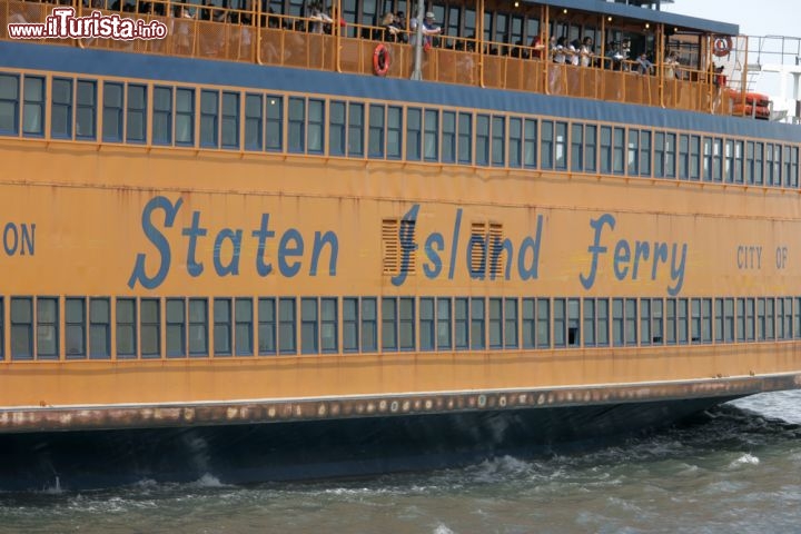Immagine Uno dei traghetti dei pendolari ormeggiato al Ferry Terminal di Staten Island a New York City  - © Anthony Correia / Shutterstock.com