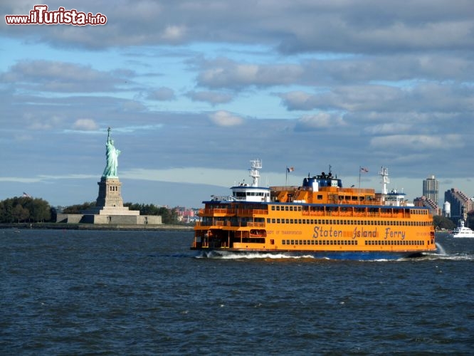 Immagine Traghetto da Staten Island si dirige a Manhattan passando a fianco della Statua della Liberta: siamo nell'Upper Bay dell'Hudson River a New York City, ed i traghetti gratuiti dei pendolari sono una bella occasione per compiere una crociera low cost nella Grande Mela  - © Daniel M. Silva / Shutterstock.com