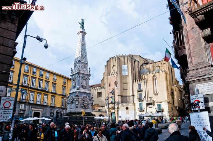 Immagine Piazza lungo il percorso di Spaccanapoli la strada centrale della metropoli campana - © Eddy Galeotti / Shutterstock.com