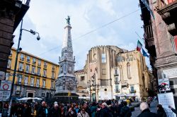 Piazza lungo il percorso di Spaccanapoli la strada centrale della metropoli campana - © Eddy Galeotti / Shutterstock.com 