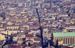 Il panorama di Spaccanapoli, fotografata da via Benedetto Croce fino a via Giudecca Vecchia, il cuore del centro di Napoli - © tommaso lizzul / Shutterstock.com
