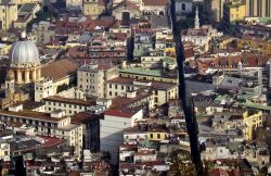 Spaccanapoli dall'alto: di troviamo nei pressi di Piazza del Gesu Nuovo e zone più occidentali del percorso - © tommaso lizzul / Shutterstock.com