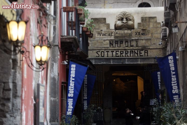 Immagine Ingresso della Napoli Sotterranea: si trova in Piazza San Gaetano al n°68, che rimane lungo la via Tribunali