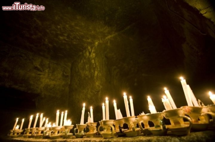 Immagine Dentro alla Napoli Sotterranea è possibile vedere il Museo della Guerra, che ci riporta ai mesi bui dei bombardamenti alleati  sulla città partenopea, terminati nel settembre del 1943