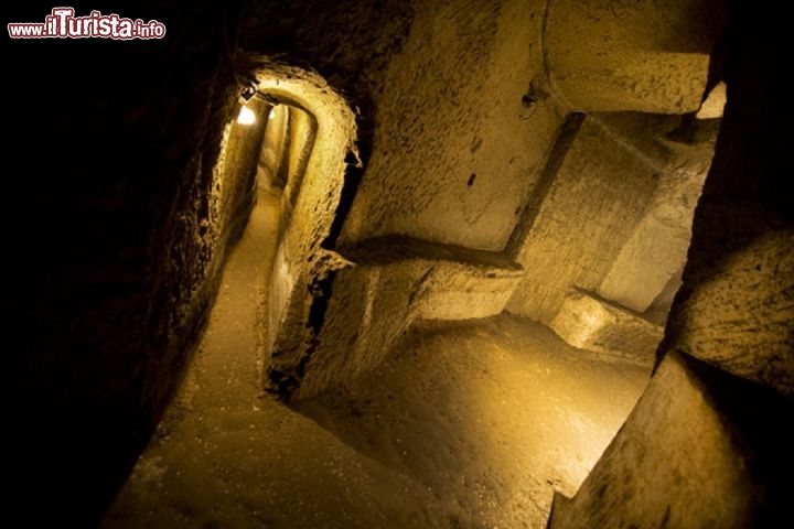 Immagine il Tour guidato alla scoperta della Napoli Sotterranea vi conduce attraverso una rete di gallerie nel sottusolo della città partenopea
