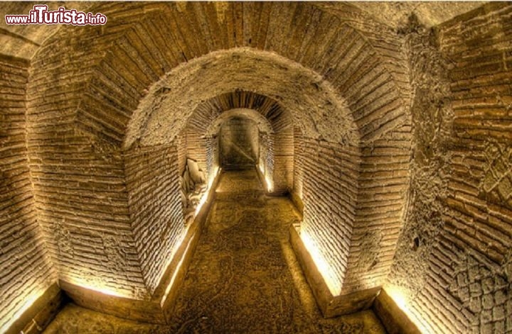 Immagine Un tunnel di epoca borbonica nel sottosuolo della città partenopea. Il Tour della Napoli Sotterranea impiega i visitatori per circa due ore, e consente loro di visitare anche delle cave di tufo dell'antica Magna Grecia ed i rifugi antiaerei della Seconda Guerra Mondiale