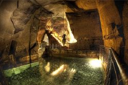 L'affascinante paesaggio sotterraneo di Napoli: qui vediamo un'antica cisterna. In realtà il sottosuolo partenopeo non è ancora totalmente esplorato, e riserva quindi ancora ...