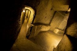 il Tour guidato alla scoperta della Napoli Sotterranea vi conduce attraverso una rete di gallerie nel sottusolo della città partenopea