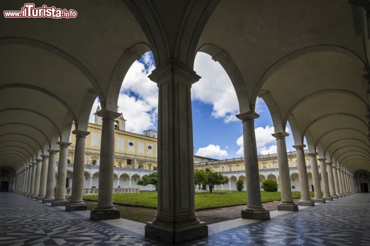 Immagine Portico del Chiostro della Certosa di San Martino, uno dei luoghi più alti di Napoli, vicino al Castello di Sant'Elmo - © salvo77_na / Shutterstock.com