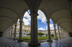 Portico del Chiostro della Certosa di San Martino, uno dei luoghi più alti di Napoli, vicino al Castello di Sant'Elmo - © salvo77_na / Shutterstock.com