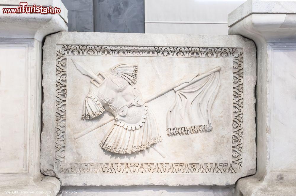Immagine Bassorilievo in marmo nel Museo Archeologico di Napoli - © Anna Pakutina / Shutterstock.com